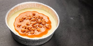 Cheesecake tuzlu karamel tatlı tatlı lezzetli gurme yemek arka planı masa rustik gıda üst görünüm fotokopi alanı
