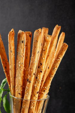 Grissotti ekmek çubuğu Grissini tahıl gevreği tahıl gevreği taze lezzetli gurme yemek arkaplanı masa rustik gıda üst görünümü fotokopi alanı