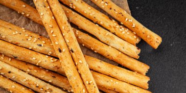 Grissini ekmeği tam tahıllı mısır gevreği taze lezzetli gurme yemek arkaplanı masa rustik gıda üst görünüm fotokopi alanı