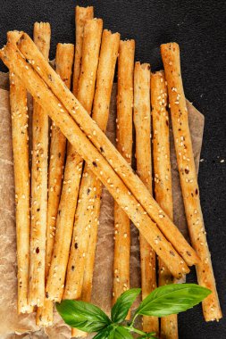 Grissini ekmeği tam tahıllı mısır gevreği taze lezzetli gurme yemek arkaplanı masa rustik gıda üst görünüm fotokopi alanı