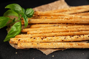 Grissini ekmeği tam tahıllı mısır gevreği taze lezzetli gurme yemek arkaplanı masa rustik gıda üst görünüm fotokopi alanı