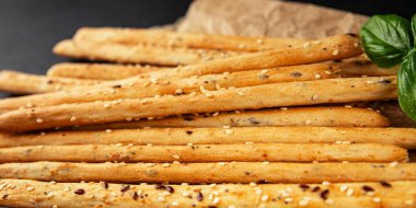 Grissini ekmeği tam tahıllı mısır gevreği taze lezzetli gurme yemek arkaplanı masa rustik gıda üst görünüm fotokopi alanı