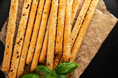 Grissini ekmeği tam tahıllı mısır gevreği taze lezzetli gurme yemek arkaplanı masa rustik gıda üst görünüm fotokopi alanı