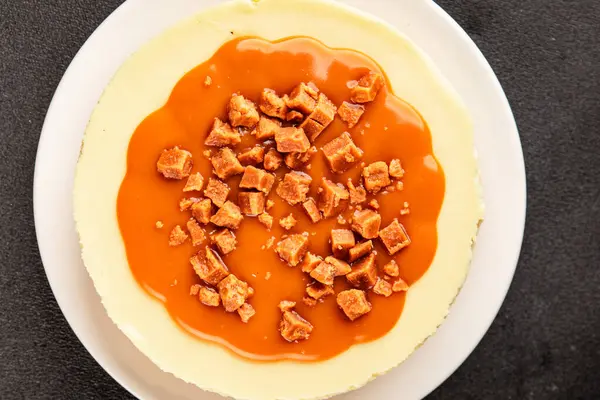Cheesecake tuzlu karamel tatlı tatlı lezzetli gurme yemek arka planı masa rustik gıda üst görünüm fotokopi alanı