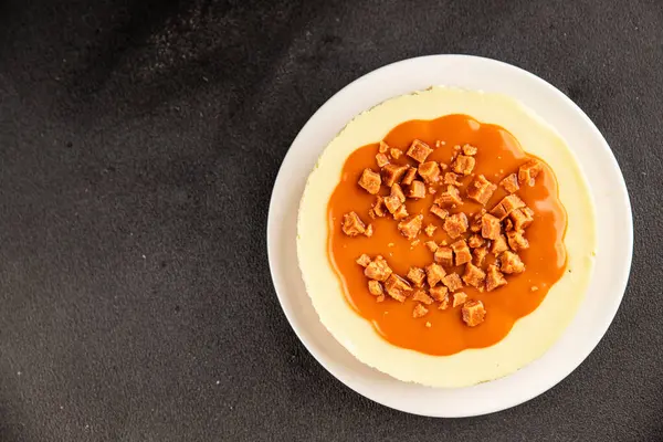 Cheesecake tuzlu karamel tatlı tatlı lezzetli gurme yemek arka planı masa rustik gıda üst görünüm fotokopi alanı