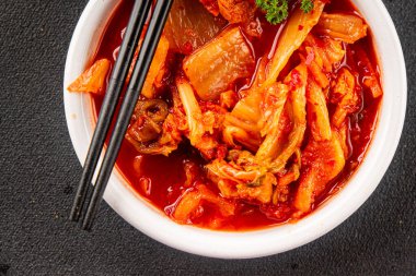 Kimçi salatalı lahana turşusu baharatlı baharatlı sebzeler lezzetli gurme yemek arkaplanı masanın üstünde rustik yiyecekler fotokopi alanı vejetaryen ve vejetaryen yemekleri.