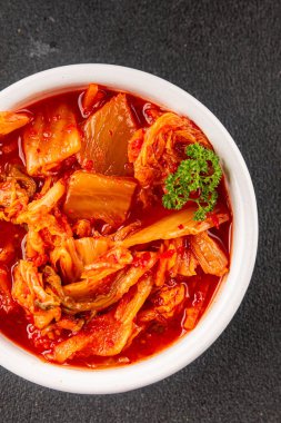 Kimçi salatalı lahana turşusu baharatlı baharatlı sebzeler lezzetli gurme yemek arkaplanı masanın üstünde rustik yiyecekler fotokopi alanı vejetaryen ve vejetaryen yemekleri.