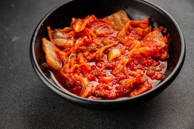 Kimçi salatalı lahana turşusu baharatlı baharatlı sebzeler lezzetli gurme yemek arkaplanı masanın üstünde rustik yiyecekler fotokopi alanı vejetaryen ve vejetaryen yemekleri.