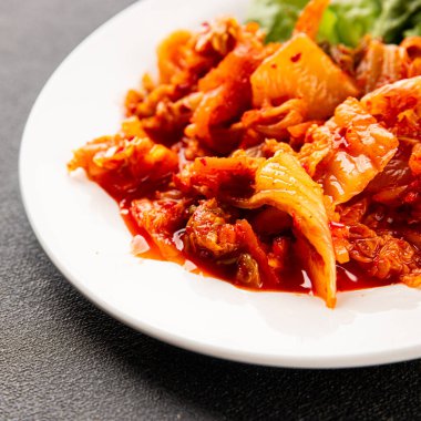 Kimçi salatalı lahana turşusu baharatlı baharatlı sebzeler lezzetli gurme yemek arkaplanı masanın üstünde rustik yiyecekler fotokopi alanı vejetaryen ve vejetaryen yemekleri.