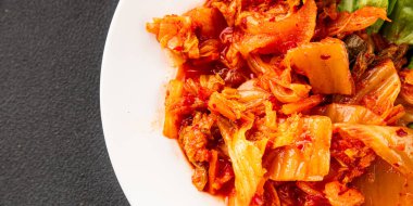 Kimçi salatalı lahana turşusu baharatlı baharatlı sebzeler lezzetli gurme yemek arkaplanı masanın üstünde rustik yiyecekler fotokopi alanı vejetaryen ve vejetaryen yemekleri.