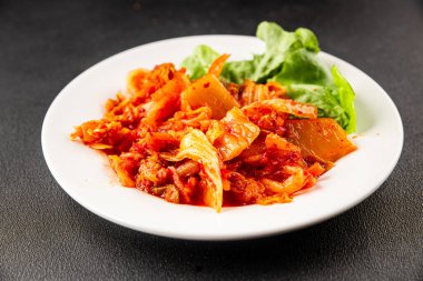 Kimçi salatalı lahana turşusu baharatlı baharatlı sebzeler lezzetli gurme yemek arkaplanı masanın üstünde rustik yiyecekler fotokopi alanı vejetaryen ve vejetaryen yemekleri.