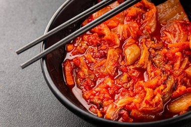 Kimçi salatalı lahana turşusu baharatlı baharatlı sebzeler lezzetli gurme yemek arkaplanı masanın üstünde rustik yiyecekler fotokopi alanı vejetaryen ve vejetaryen yemekleri.