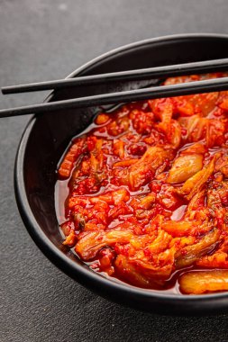 Kimçi salatalı lahana turşusu baharatlı baharatlı sebzeler lezzetli gurme yemek arkaplanı masanın üstünde rustik yiyecekler fotokopi alanı vejetaryen ve vejetaryen yemekleri.