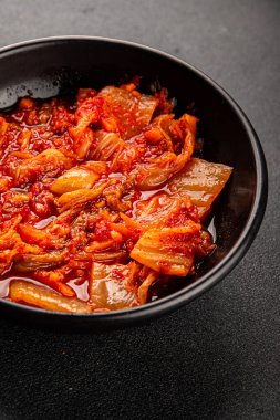 Kimçi salatalı lahana turşusu baharatlı baharatlı sebzeler lezzetli gurme yemek arkaplanı masanın üstünde rustik yiyecekler fotokopi alanı vejetaryen ve vejetaryen yemekleri.