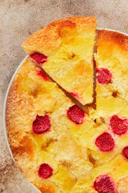 Tatlı turta ahududu frangipane tatlısı taze gurme yemekleri pişiriyor masanın üstünde rustik yiyecekler üst manzara fotokopi alanı