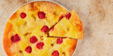 Tatlı turta ahududu frangipane tatlısı taze gurme yemekleri pişiriyor masanın üstünde rustik yiyecekler üst manzara fotokopi alanı