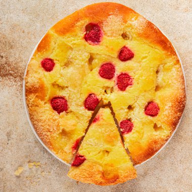 Tatlı turta ahududu frangipane tatlısı taze gurme yemekleri pişiriyor masanın üstünde rustik yiyecekler üst manzara fotokopi alanı