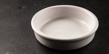 Beyaz tabak boş sofra takımı tabakları servis etmeye hazır yemek takımları servis etmeye sofra arkasında seramik tabaklar servis etmeye hazır.