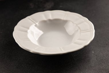 Beyaz tabak boş sofra takımı tabakları servis etmeye hazır yemek takımları servis etmeye sofra arkasında seramik tabaklar servis etmeye hazır.