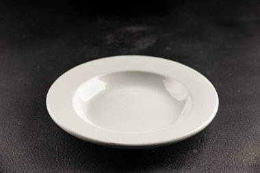 Beyaz tabak boş sofra takımı tabakları servis etmeye hazır yemek takımları servis etmeye sofra arkasında seramik tabaklar servis etmeye hazır.