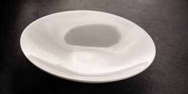 Beyaz tabak boş sofra takımı tabakları servis etmeye hazır yemek takımları servis etmeye sofra arkasında seramik tabaklar servis etmeye hazır.