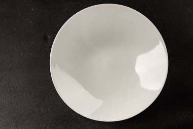 Beyaz tabak boş sofra takımı tabakları servis etmeye hazır yemek takımları servis etmeye sofra arkasında seramik tabaklar servis etmeye hazır.