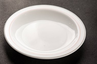 Beyaz tabak boş sofra takımı tabakları servis etmeye hazır yemek takımları servis etmeye sofra arkasında seramik tabaklar servis etmeye hazır.