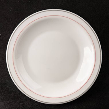 Beyaz tabak boş sofra takımı tabakları servis etmeye hazır yemek takımları servis etmeye sofra arkasında seramik tabaklar servis etmeye hazır.