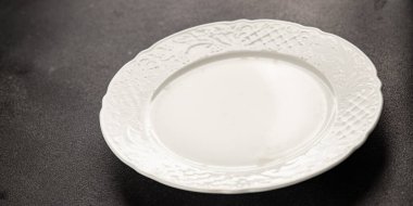 Beyaz tabak boş sofra takımı tabakları servis etmeye hazır yemek takımları servis etmeye sofra arkasında seramik tabaklar servis etmeye hazır.