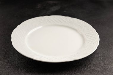 Beyaz tabak boş sofra takımı tabakları servis etmeye hazır yemek takımları servis etmeye sofra arkasında seramik tabaklar servis etmeye hazır.