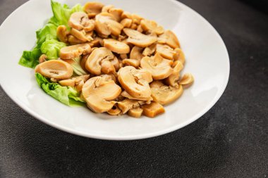 Şampiyon dilimleri konserve mantar salatası taze lezzetli gurme yemek arkaplanı masanın üstünde rustik yemek fotokopi alanı keto ve paleo diyet vejetaryen ve vejetaryen yemekleri