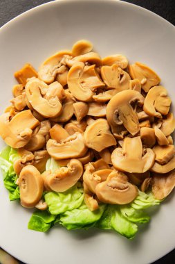 Şampiyon dilimleri konserve mantar salatası taze lezzetli gurme yemek arkaplanı masanın üstünde rustik yemek fotokopi alanı keto ve paleo diyet vejetaryen ve vejetaryen yemekleri