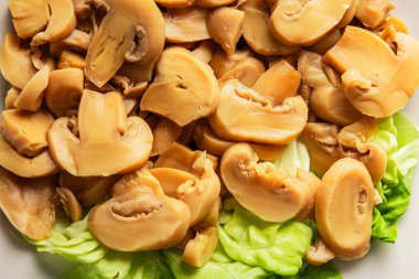 Şampiyon dilimleri konserve mantar salatası taze lezzetli gurme yemek arkaplanı masanın üstünde rustik yemek fotokopi alanı keto ve paleo diyet vejetaryen ve vejetaryen yemekleri