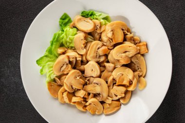 Şampiyon dilimleri konserve mantar salatası taze lezzetli gurme yemek arkaplanı masanın üstünde rustik yemek fotokopi alanı keto ve paleo diyet vejetaryen ve vejetaryen yemekleri