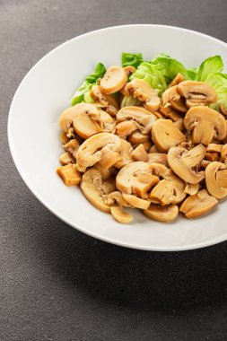 Şampiyon dilimleri konserve mantar salatası taze lezzetli gurme yemek arkaplanı masanın üstünde rustik yemek fotokopi alanı keto ve paleo diyet vejetaryen ve vejetaryen yemekleri