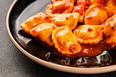 Ravioli bifteği domates sosu ikinci tabak lezzetli gurme yemek arkaplanı masa rustik yemek üst görünüm fotokopi alanı