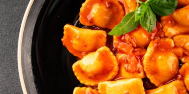 Ravioli bifteği domates sosu ikinci tabak lezzetli gurme yemek arkaplanı masa rustik yemek üst görünüm fotokopi alanı