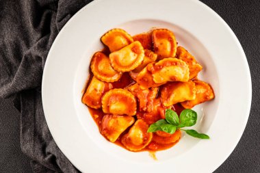 Ravioli bifteği domates sosu ikinci tabak lezzetli gurme yemek arkaplanı masa rustik yemek üst görünüm fotokopi alanı