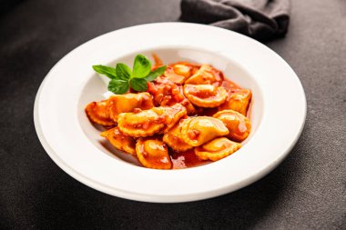 Ravioli bifteği domates sosu ikinci tabak lezzetli gurme yemek arkaplanı masa rustik yemek üst görünüm fotokopi alanı