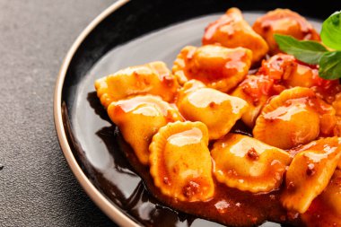 Ravioli bifteği domates sosu ikinci tabak lezzetli gurme yemek arkaplanı masa rustik yemek üst görünüm fotokopi alanı