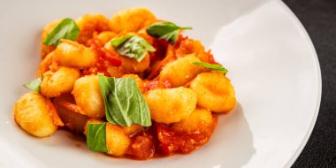Gnocchi domates sosu taze lezzetli gurme yemek arkaplanı masadaki rustik yiyecekler üst görünüm fotokopi alanı