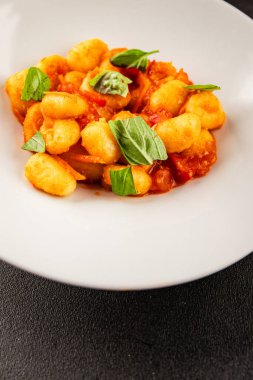 Gnocchi domates sosu taze lezzetli gurme yemek arkaplanı masadaki rustik yiyecekler üst görünüm fotokopi alanı