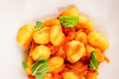 Gnocchi domates sosu taze lezzetli gurme yemek arkaplanı masadaki rustik yiyecekler üst görünüm fotokopi alanı