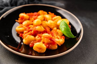 Gnocchi domates sosu taze lezzetli gurme yemek arkaplanı masadaki rustik yiyecekler üst görünüm fotokopi alanı