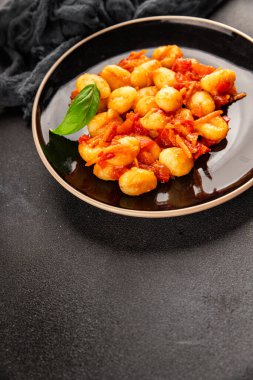 Gnocchi domates sosu taze lezzetli gurme yemek arkaplanı masadaki rustik yiyecekler üst görünüm fotokopi alanı