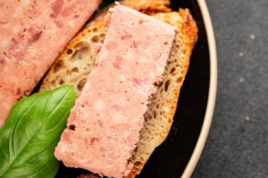 Pate et biber domuz ciğeri, domuz eti riyet taze lezzetli gurme yemek arka planı masa rustik gıda üst görünüm fotokopi alanı