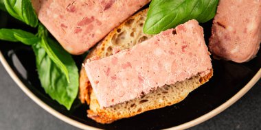 Pate et biber domuz ciğeri, domuz eti riyet taze lezzetli gurme yemek arka planı masa rustik gıda üst görünüm fotokopi alanı