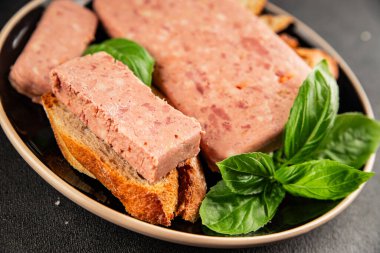 Pate et biber domuz ciğeri, domuz eti riyet taze lezzetli gurme yemek arka planı masa rustik gıda üst görünüm fotokopi alanı