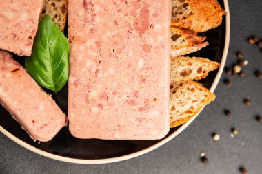 Pate et biber domuz ciğeri, domuz eti riyet taze lezzetli gurme yemek arka planı masa rustik gıda üst görünüm fotokopi alanı