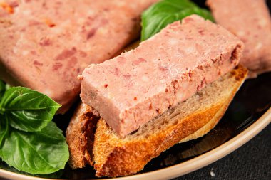 Pate et biber domuz ciğeri, domuz eti riyet taze lezzetli gurme yemek arka planı masa rustik gıda üst görünüm fotokopi alanı